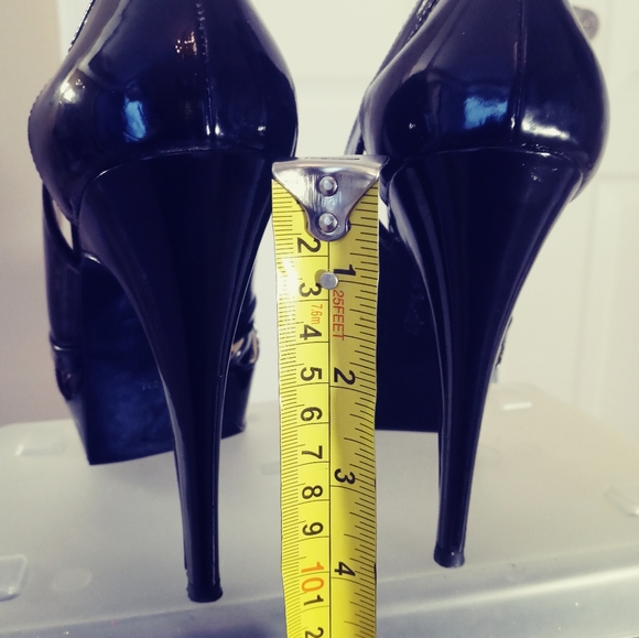 Guess Women's Black Heels - Picture 12 of 13